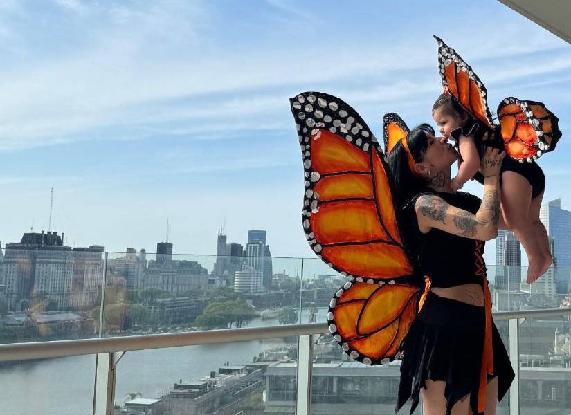 Cazzu vive actualmente con Inti en Buenos Aires.