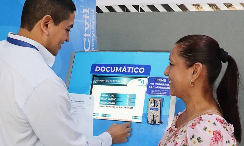 Imagen de una persona atendiéndose en una agencia del Registro Civil de Guayaquil.