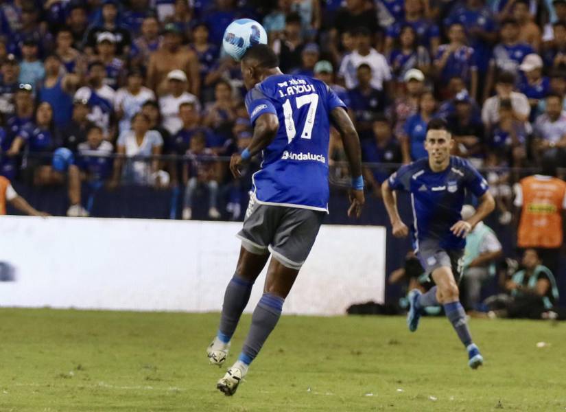 Jaime Ayoví cabeceando un balón.