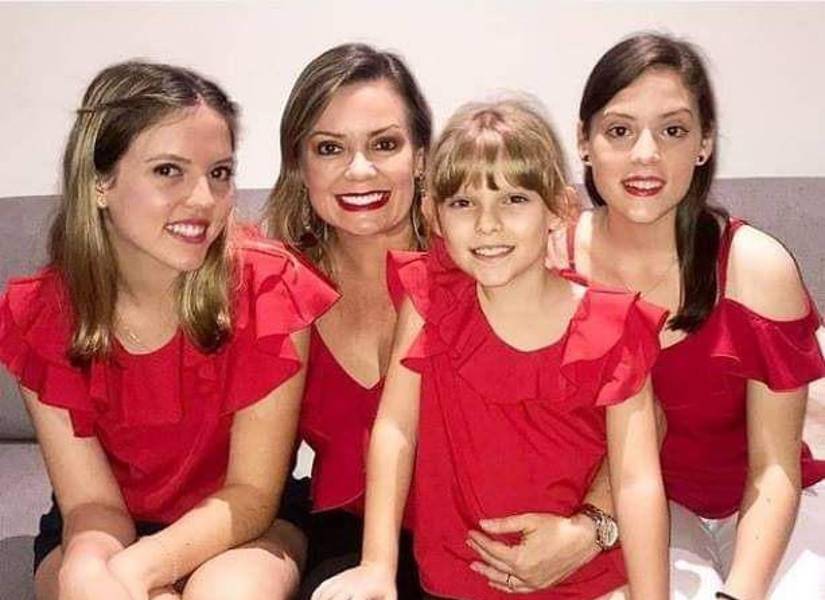 Úrsula Strenge y sus hijas en 2019.