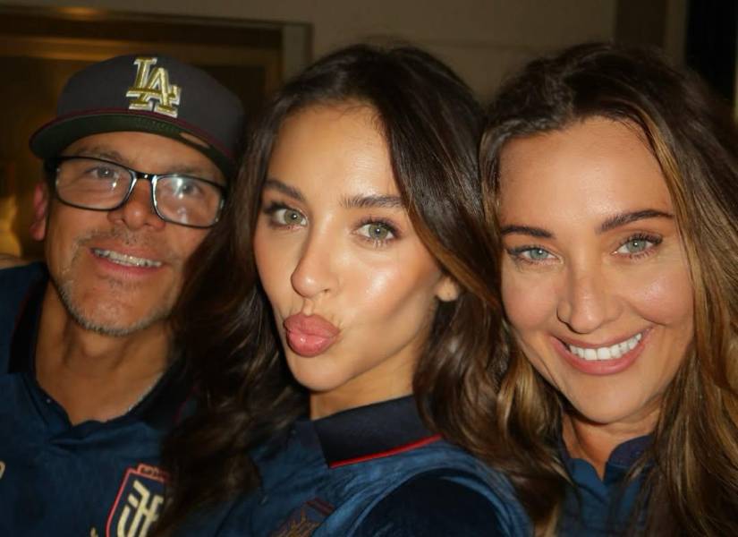 Nadia Mejía junto a sus padres.