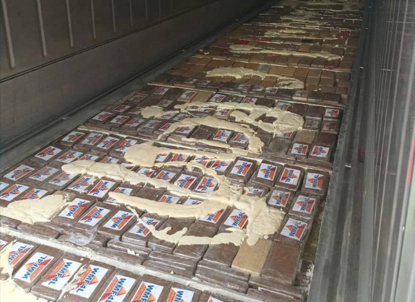 Imagen de un piso de contenedor que tenía más de una tonelada de cocaína camuflada.