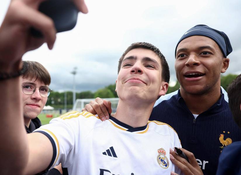 Seguidores del Real Madrid se toman una foto con Kylian Mbappé, que se encuentra concentrado con la selección de Francia para la Eurocopa.