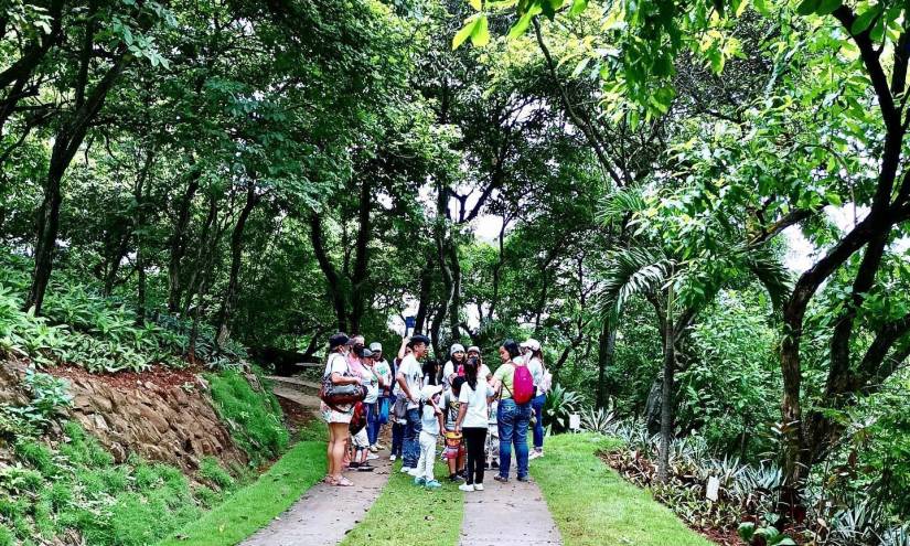 Turistas visitando el Jardín Botánico de Guayaquil