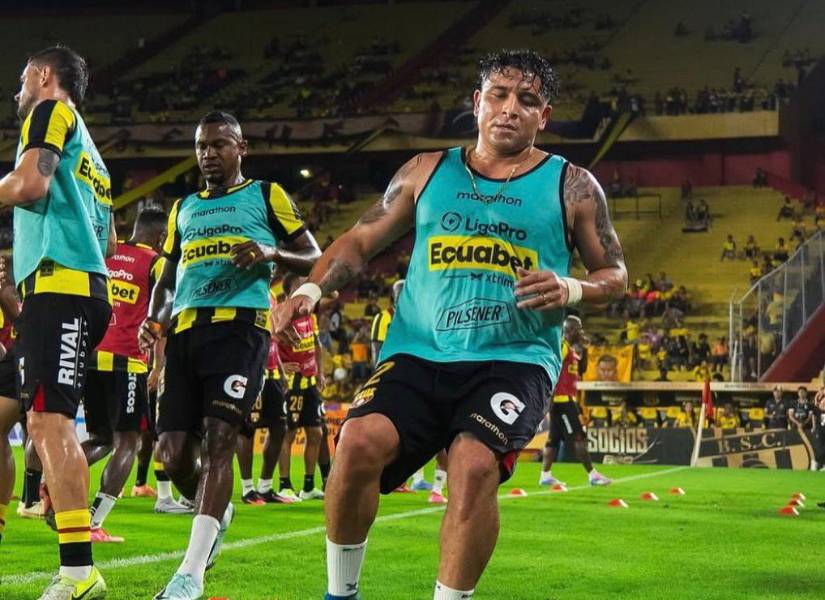 Mario Pineida realiza trabajos precompetitivos en un partido con Barcelona SC por la LigaPro