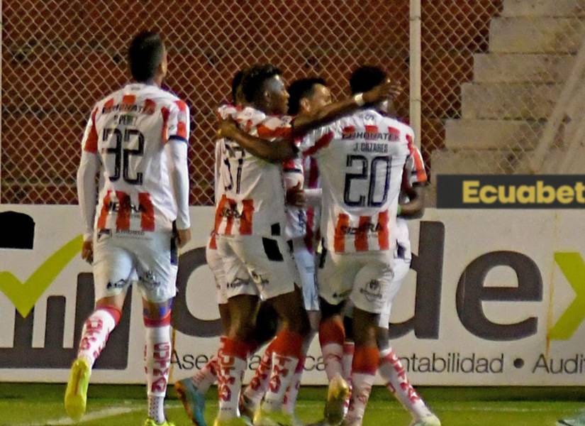 Jugadores del Técnico Universitario celebran el gol de Diego Armas