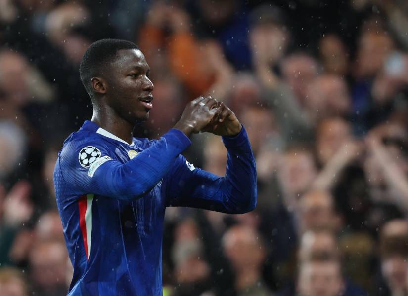 Moisés Caicedo celebra un gol con el Chelsea contra el Ajax por la Champions League