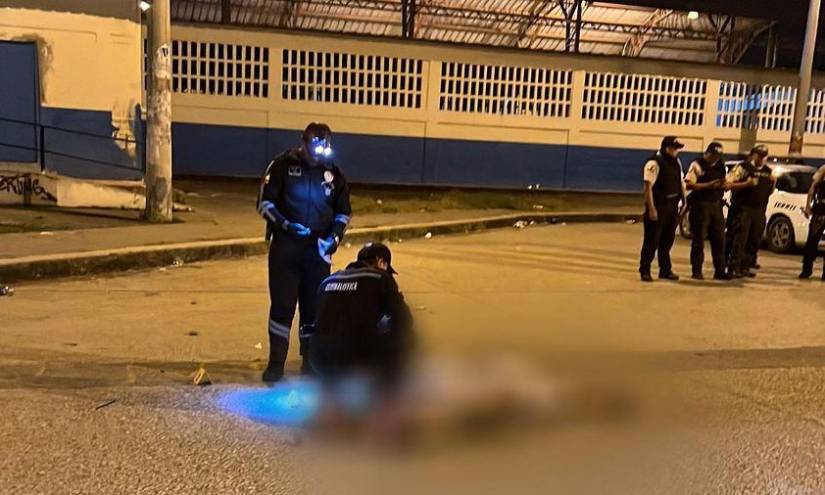 La noche del martes, 4 de julio, un hombre fue bajado de un carro y disparado en el suelo, en la Primavera 2, Durán.