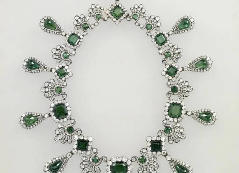 El collar de esmeraldas de María Luisa.