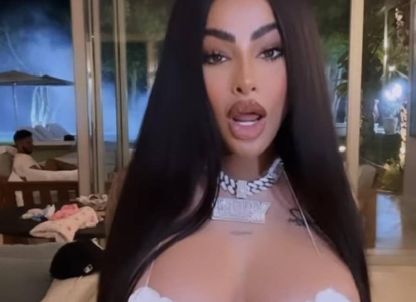 Yailin en una captura de pantalla de uno de sus recientes videos posterior a su cirugía estética. El proceso habría sido en sus pechos y abdomen.