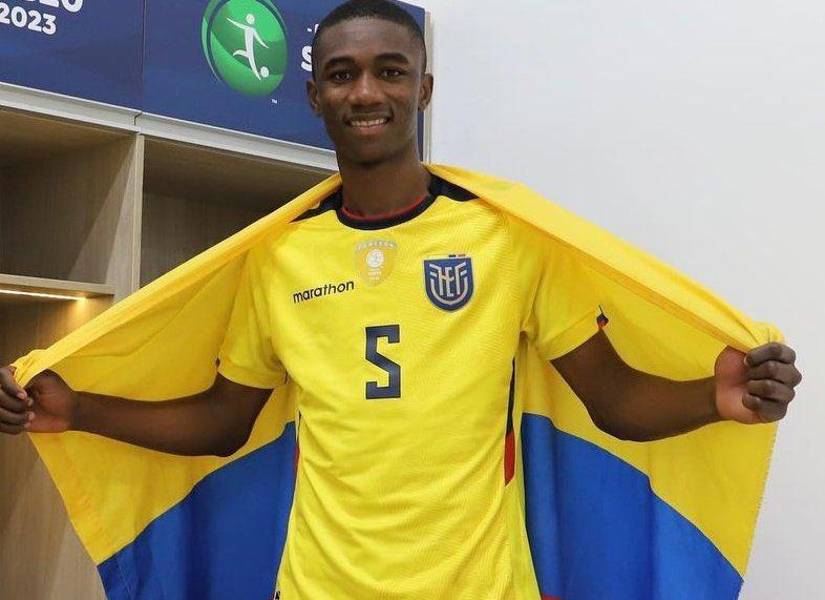 Denil Castillo con la sub 20 de Ecuador.