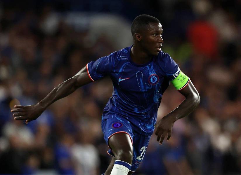 Moisés Caicedo en un partido con el Chelsea