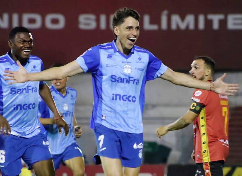 Federico Paz celebra un gol con Macará en la LigaPro