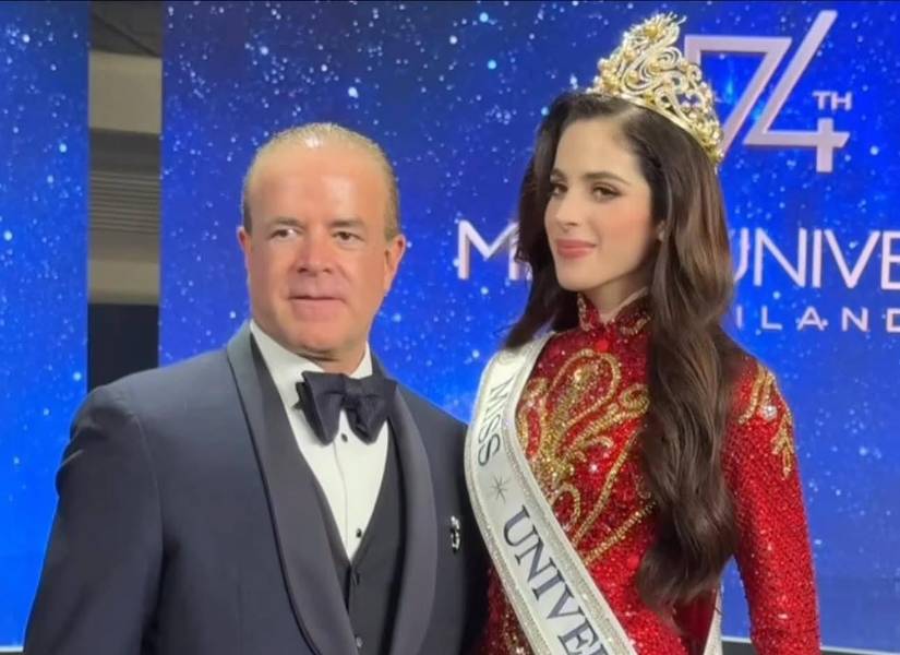 Raúl Rocha y Fátima Bosch en la final de Miss Universo.