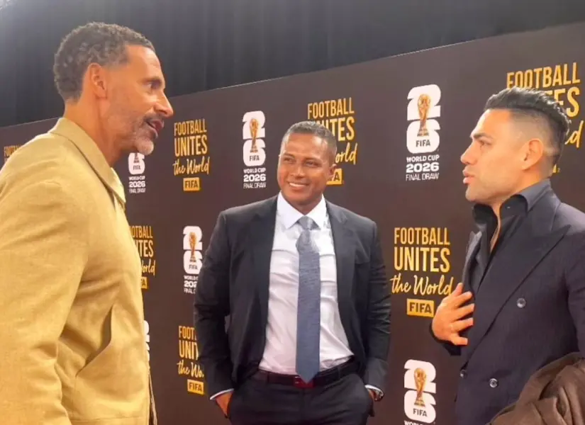 Antonio Valencia junto a compañeros del Manchester United.