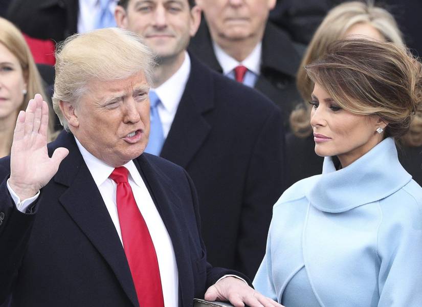 Fotografía de archivo del presidente electo de Estados Unidos, Donald Trump (i), juramentando como presidente número 45 de la historia de Estados Unidos sobre dos biblias EFE/JUSTIN LANE