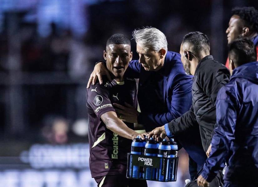 Liga de Quito fue multado por dos acciones de Tiago Nunes.