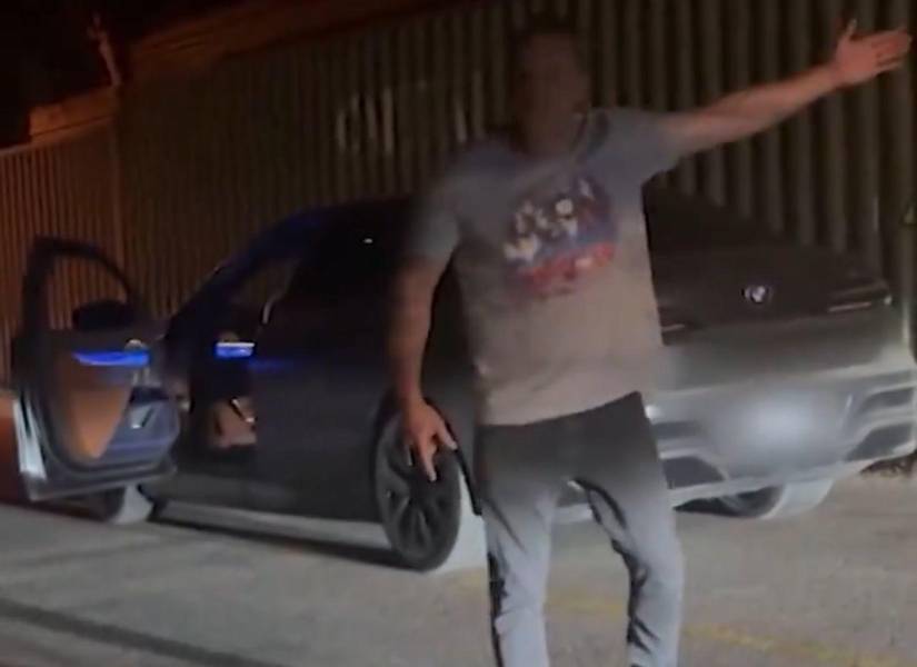 Ben Affleck se baja de su auto para reclamar a los fotógrafos.