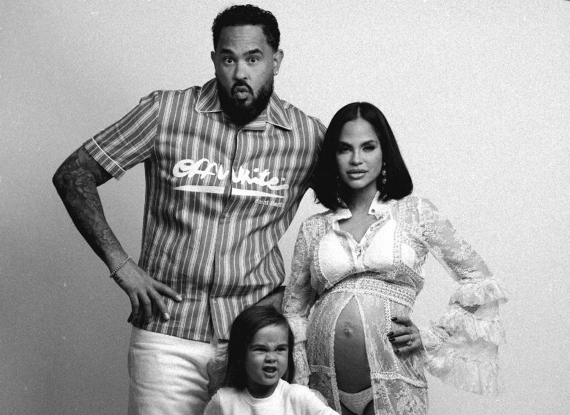 Natti Natashe junto a Raphy Pina y su hija Vida.