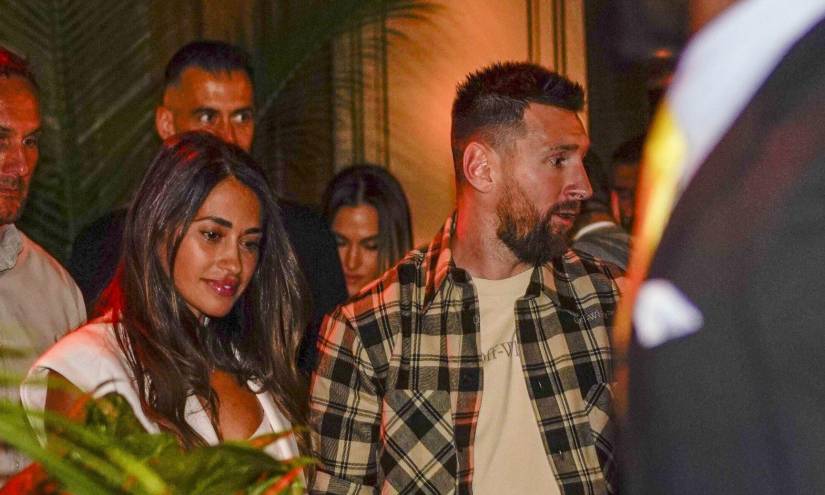 Leonel Messi y su esposa saliendo del restaurante italiano