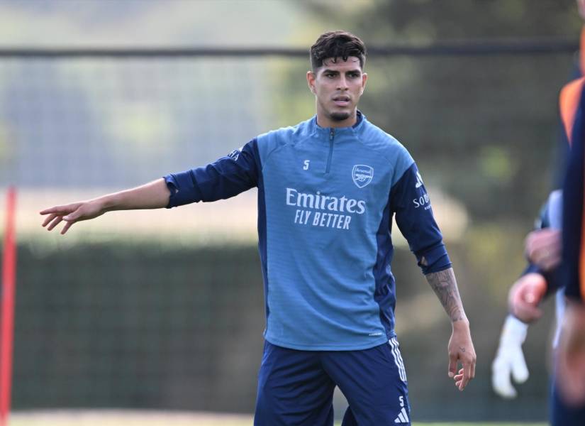 Piero Hincapié ya disputó seis minutos con el Arsenal.