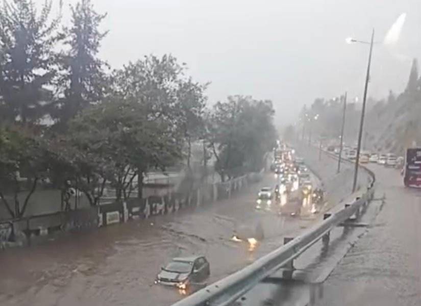 La zona inundada en la avenida Mariscal Sucre, más al sur del CC El Bosque.