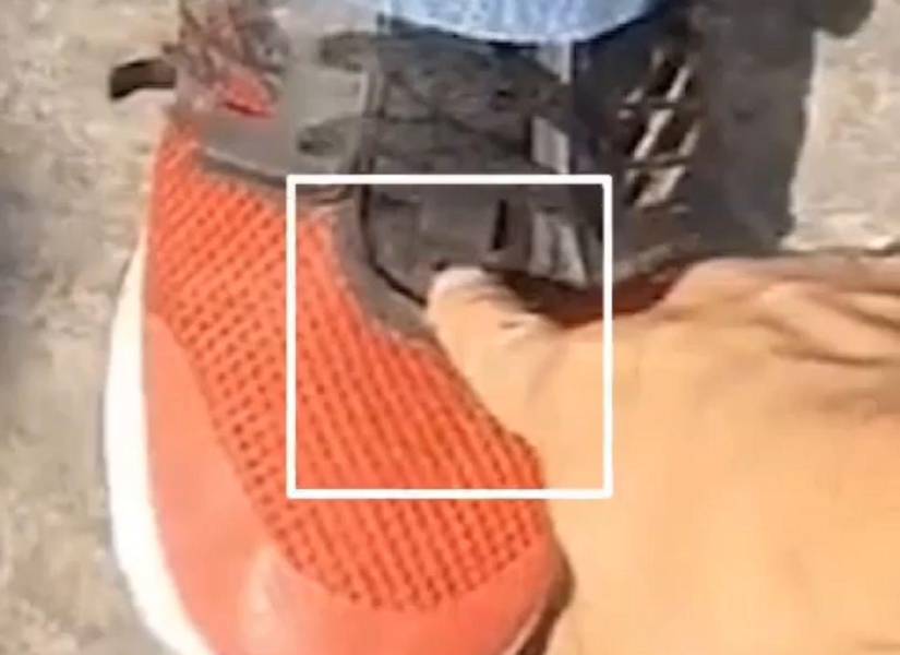 Zapato izquierdo con la cámara oculta.