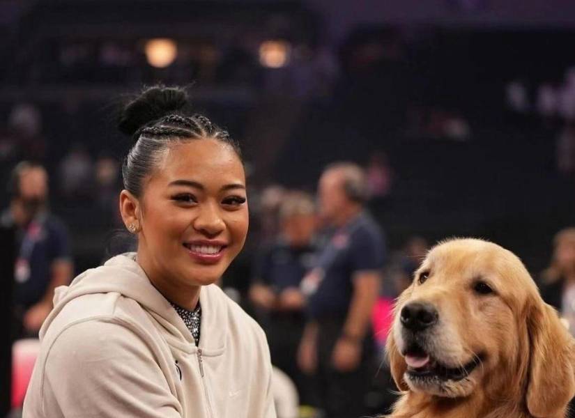 Beacon junto a una gimnasta estadounidense.