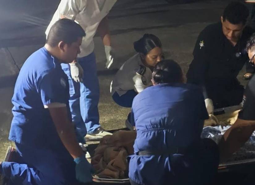 Policía y personal médico de Honduras rescata a personas heridas del accidente aéreo.