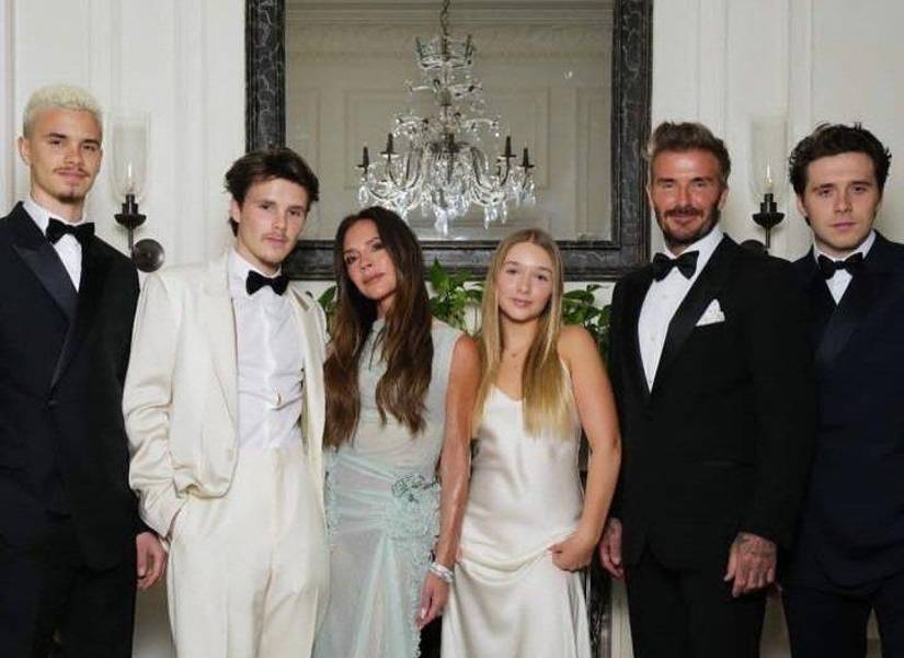 Victoria y David Beckham junto a sus hijos y nueras.