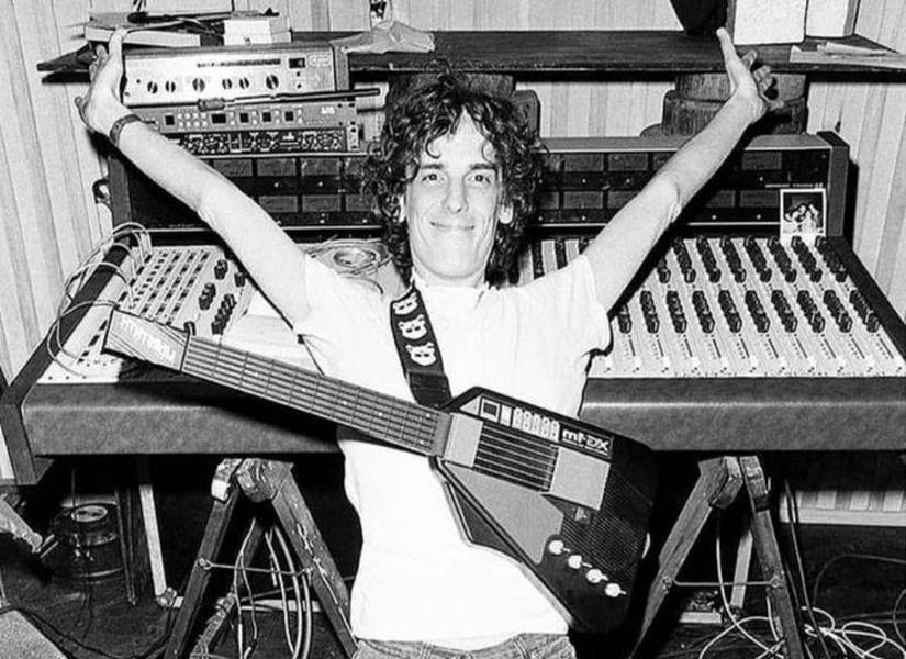 Luis Alberto Spinetta en el estudio de grabacion.