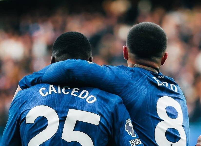 Moisés Caicedo celebra su gol con el Chelsea junto con Enzo Fernández contra el Liverpool