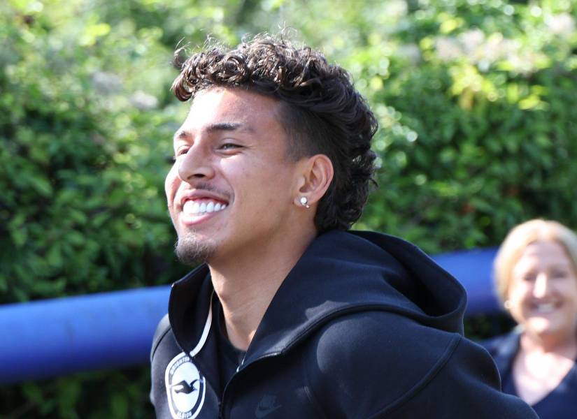 Jeremy Sarmiento arranca como titular con el Brighton.