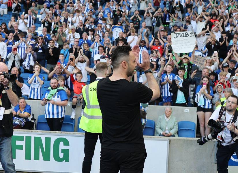 De Zerbi en un agradecimiento mutuo con la hinchada del Brighton en la última jornada. (Cuenta X @OfficialBHAFC)