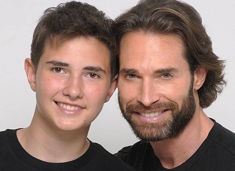 Sebastián Rulli junto a su hijo Santiago