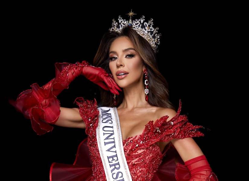 Nadia Mejía como Miss Universo Ecuador.