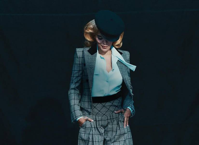 Karol G posando en estilo retro.