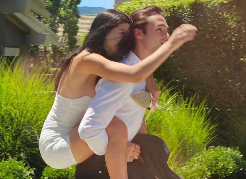 Arthur Donald cargando Phoebe Gates el día de su ceremonia