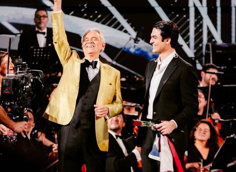 Andrea Bocelli junto a su hijo Mateo en el escenario de Viña del Mar
