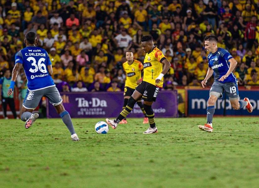 Bryan Carabalí lleva media temporada con Barcelona SC.