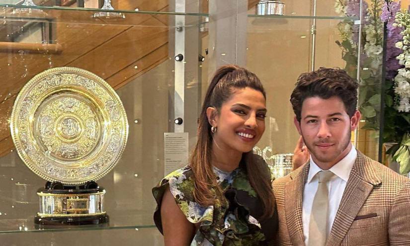 Nick Jonas posando en Wimbledon junto a su novia, la actriz Priyanka Chopra.