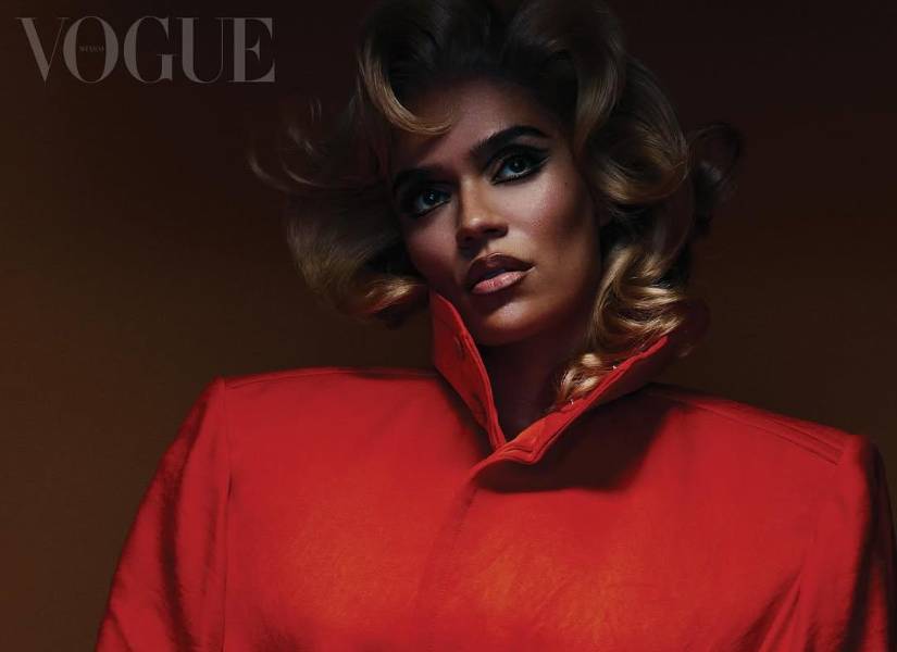 Karol G posando en estilo retro.