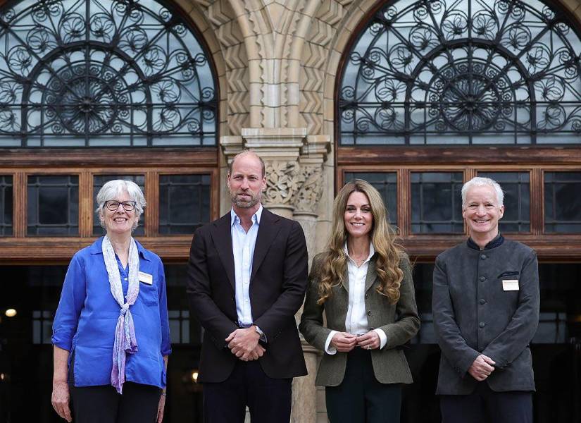 Los príncipes de Gales junto a las autoridades del Museo de Historia Natural.