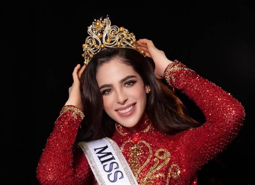 Fátima Bosch en su coronación como Miss Universo.