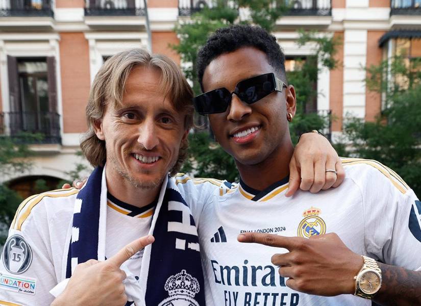 Luka Modrić y Rodrygo posan en medio de la celebración tras ganar la decimoquinta Champions League