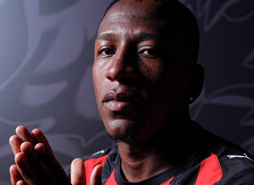 Pervis Estupiñán ya fue presentado como nuevo jugador del AC Milan.