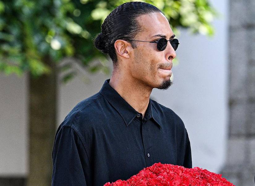 Virgil van Dijk sosteniendo un ramo de rosas con el dorsal 20.