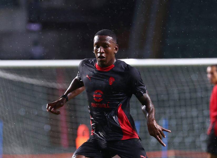 Pervis Estupiñán jugó sus primeros 27 minutos con el AC Milan.