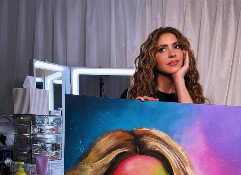 Shakira con un retrato de si misma hecha por un ecuatoriano.