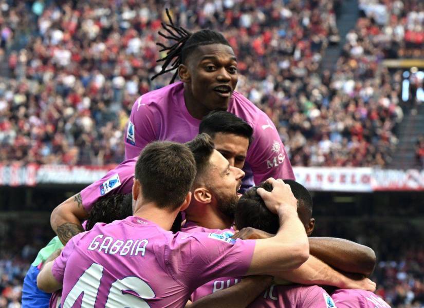 Jugadores de AC Milán festejando un gol.